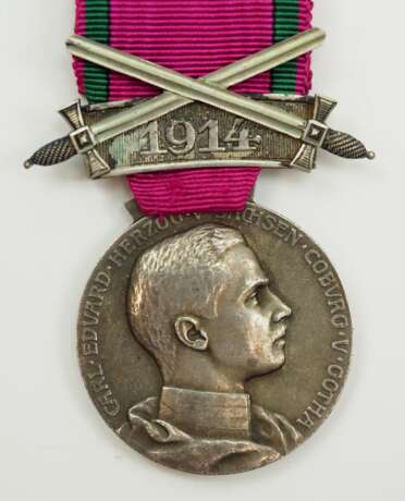Sachsen Coburg Gotha: Sachsen Ernestinischer Hausorden, Carl Eduard, Silberne Medaille, mit Schwerter- und Datumsspange 1914. - photo 1