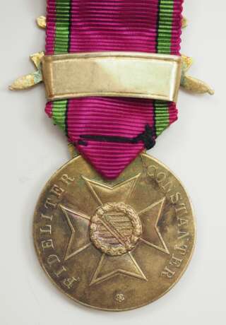 Sachsen Coburg Gotha: Sachsen Ernestinischer Hausorden, Carl Eduard, Goldene Medaille, mit Schwerter- und Datumsspange 1914/7. - photo 3