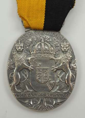 Sachsen Coburg Gotha: Ovale silberne Herzog Carl Eduard-Medaille. - photo 3