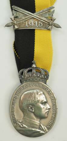 Sachsen Coburg Gotha: Ovale silberne Herzog Carl Eduard-Medaille, mit Schwertern und Datumsband 26.6.1915. - фото 1