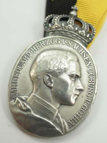 Sachsen Coburg Gotha: Ovale silberne Herzog Carl Eduard-Medaille, mit Schwertern und Datumsband 26.6.1915. - фото 2