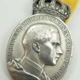 Sachsen Coburg Gotha: Ovale silberne Herzog Carl Eduard-Medaille, mit Schwertern und Datumsband 26.6.1915. - фото 2