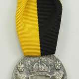 Sachsen Coburg Gotha: Ovale silberne Herzog Carl Eduard-Medaille, mit Schwertern und Datumsband 26.6.1915. - фото 4