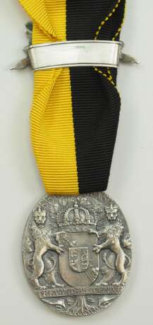 Sachsen Coburg Gotha: Ovale silberne Herzog Carl Eduard-Medaille, mit Schwertern und Datumsband 26.6.1915. - фото 4