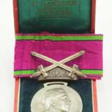 Familie von Werder: Gefreiter Albert von Werder, Sachsen Coburg Gotha: Sachsen Ernestinischer Hausorden, Carl Eduard, Silberne Medaille, mit Schwerter- und Datumsspange 1914, im Etui. - photo 1