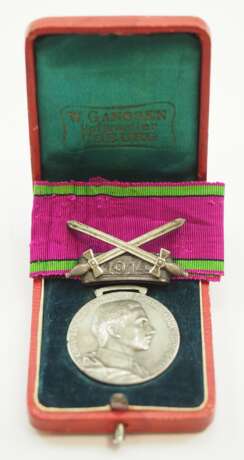 Familie von Werder: Gefreiter Albert von Werder, Sachsen Coburg Gotha: Sachsen Ernestinischer Hausorden, Carl Eduard, Silberne Medaille, mit Schwerter- und Datumsspange 1914, im Etui. - photo 1
