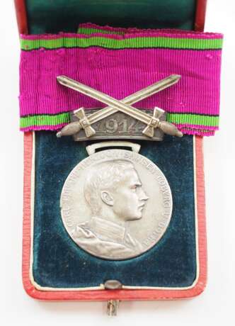 Familie von Werder: Gefreiter Albert von Werder, Sachsen Coburg Gotha: Sachsen Ernestinischer Hausorden, Carl Eduard, Silberne Medaille, mit Schwerter- und Datumsspange 1914, im Etui. - photo 2