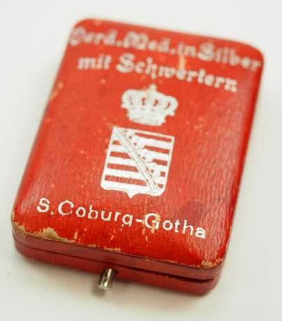 Familie von Werder: Gefreiter Albert von Werder, Sachsen Coburg Gotha: Sachsen Ernestinischer Hausorden, Carl Eduard, Silberne Medaille, mit Schwerter- und Datumsspange 1914, im Etui. - photo 5