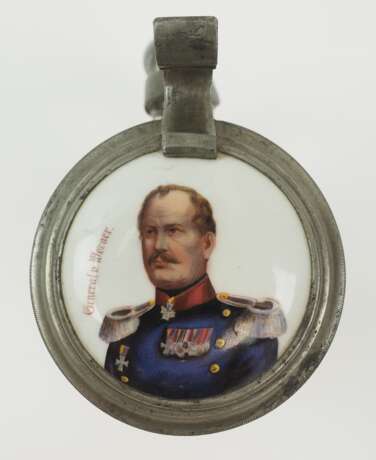 Familie von Werder: Krug mit gemaltem Porträt General von Werder. - фото 1