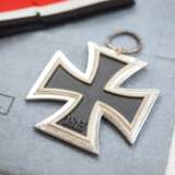 Eisernes Kreuz, 1939, 2. Klasse, in Verleihungstüte - Gustav Brehmer, Markneukirchen. - photo 3