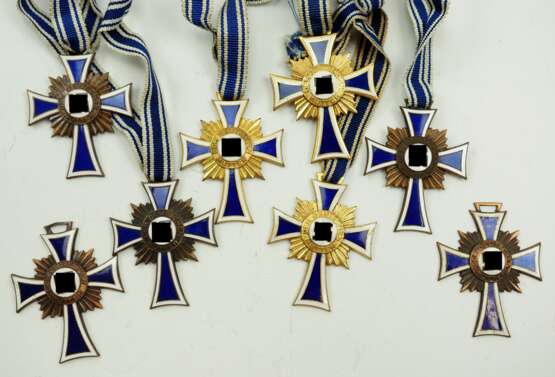 Ehrenkreuz der Deutschen Mutter - 6 Exemplare. - Foto 1