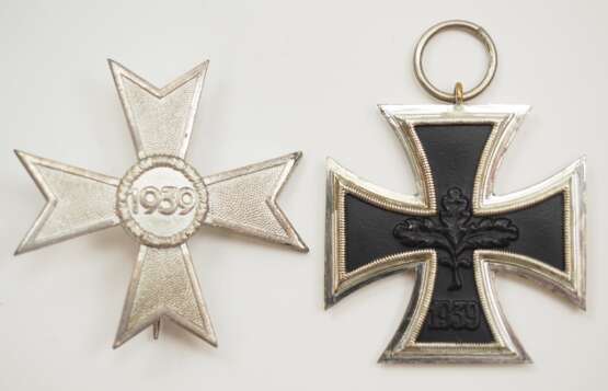 1957: Eisernes Kreuz, 1957, 2. Klasse und Kriegsverdienstkreuz, 1. Klasse mit Schwertern. - Foto 1