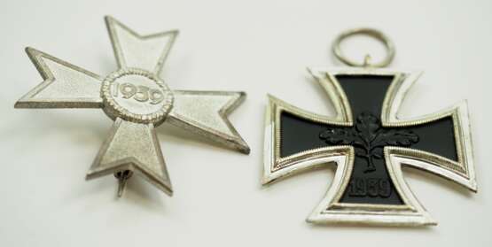 1957: Eisernes Kreuz, 1957, 2. Klasse und Kriegsverdienstkreuz, 1. Klasse mit Schwertern. - Foto 2