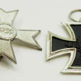 1957: Eisernes Kreuz, 1957, 2. Klasse und Kriegsverdienstkreuz, 1. Klasse mit Schwertern. - Foto 2