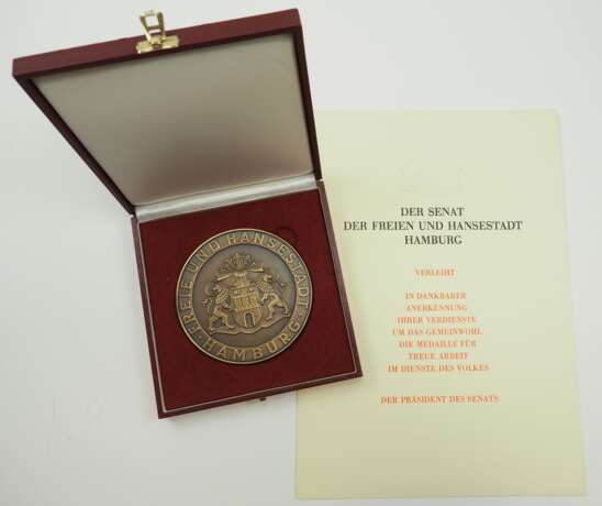 Hamburg: Medaille für Treue Arbeit im Dienst des Volks, im Etui, mit Urkunde. - photo 1