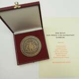 Hamburg: Medaille für Treue Arbeit im Dienst des Volks, im Etui, mit Urkunde. - photo 1