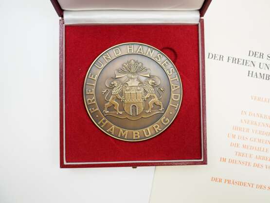 Hamburg: Medaille für Treue Arbeit im Dienst des Volks, im Etui, mit Urkunde. - photo 2