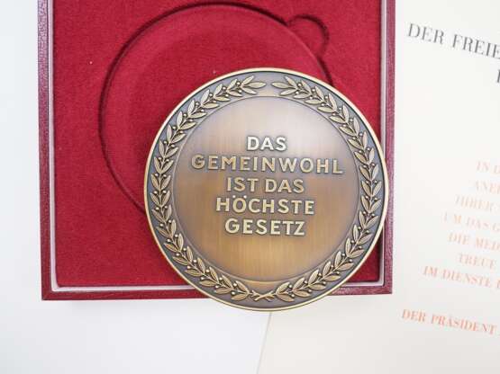 Hamburg: Medaille für Treue Arbeit im Dienst des Volks, im Etui, mit Urkunde. - photo 3