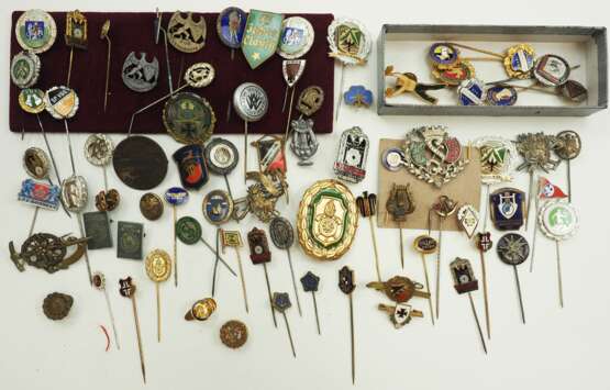 BRD: Sammlung Nadeln und Pins. - фото 1