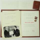 DDR: Stern zum Ehrentitel Held der Arbeit, im Etui, mit Urkunde für den Abteilungsleiter des ZK der SED und Abgeordneter der Volkskammer der DDR Bruno Kiesler. - фото 1