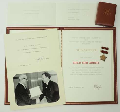 DDR: Stern zum Ehrentitel Held der Arbeit, im Etui, mit Urkunde für den Abteilungsleiter des ZK der SED und Abgeordneter der Volkskammer der DDR Bruno Kiesler. - фото 1