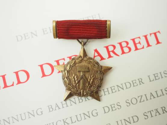 DDR: Stern zum Ehrentitel Held der Arbeit, im Etui, mit Urkunde für den Abteilungsleiter des ZK der SED und Abgeordneter der Volkskammer der DDR Bruno Kiesler. - фото 2