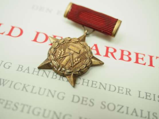 DDR: Stern zum Ehrentitel Held der Arbeit, im Etui, mit Urkunde für den Abteilungsleiter des ZK der SED und Abgeordneter der Volkskammer der DDR Bruno Kiesler. - фото 3