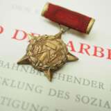 DDR: Stern zum Ehrentitel Held der Arbeit, im Etui, mit Urkunde für den Abteilungsleiter des ZK der SED und Abgeordneter der Volkskammer der DDR Bruno Kiesler. - фото 3