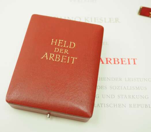 DDR: Stern zum Ehrentitel Held der Arbeit, im Etui, mit Urkunde für den Abteilungsleiter des ZK der SED und Abgeordneter der Volkskammer der DDR Bruno Kiesler. - фото 5