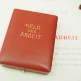 DDR: Stern zum Ehrentitel Held der Arbeit, im Etui, mit Urkunde für den Abteilungsleiter des ZK der SED und Abgeordneter der Volkskammer der DDR Bruno Kiesler. - фото 5