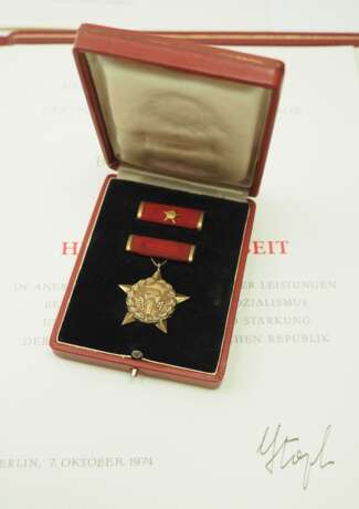 DDR: Stern zum Ehrentitel Held der Arbeit, im Etui, mit Urkunde für den Abteilungsleiter des ZK der SED und Abgeordneter der Volkskammer der DDR Bruno Kiesler. - фото 6
