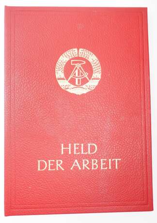 DDR: Stern zum Ehrentitel Held der Arbeit, im Etui, mit Urkunde für den Abteilungsleiter des ZK der SED und Abgeordneter der Volkskammer der DDR Bruno Kiesler. - фото 7