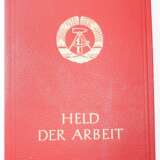 DDR: Stern zum Ehrentitel Held der Arbeit, im Etui, mit Urkunde für den Abteilungsleiter des ZK der SED und Abgeordneter der Volkskammer der DDR Bruno Kiesler. - фото 7