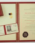 Auszeichnungen. DDR: Deutscher Nationalpreis 1951, 1. Klasse, im Etui, mit Urkunde für Dr. Georg Bilkenroth - Kollektiv Braunkohlenkoks.