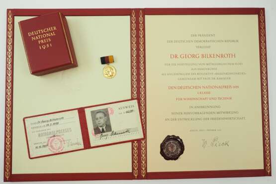 DDR: Deutscher Nationalpreis 1951, 1. Klasse, im Etui, mit Urkunde für Dr. Georg Bilkenroth - Kollektiv Braunkohlenkoks. - фото 1