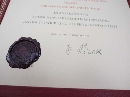 DDR: Deutscher Nationalpreis 1951, 1. Klasse, im Etui, mit Urkunde für Dr. Georg Bilkenroth - Kollektiv Braunkohlenkoks. - фото 2