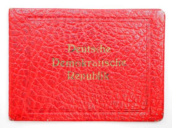 DDR: Deutscher Nationalpreis 1951, 1. Klasse, im Etui, mit Urkunde für Dr. Georg Bilkenroth - Kollektiv Braunkohlenkoks. - фото 7