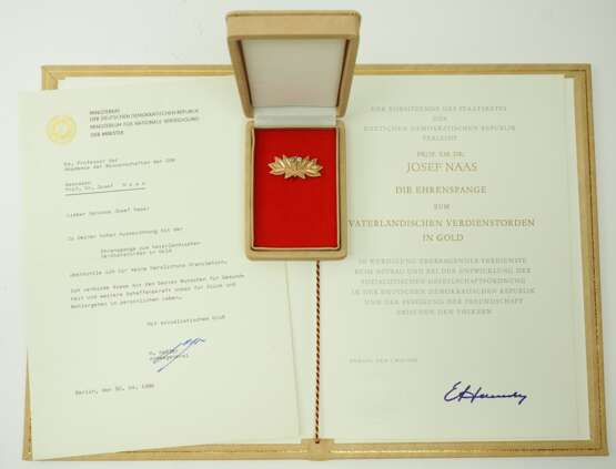 DDR: Ehrenspange zum Vaterländischen Verdienstorden, in Gold, im Etui, mit Urkunde für den Prof. Dr. Josef Naas - Mathematiker, Direktor und Professor an der Deutschen Akademie für Wissenschaften in Ost-Berlin. - photo 1