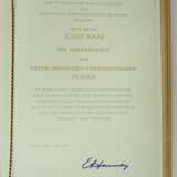 DDR: Ehrenspange zum Vaterländischen Verdienstorden, in Gold, im Etui, mit Urkunde für den Prof. Dr. Josef Naas - Mathematiker, Direktor und Professor an der Deutschen Akademie für Wissenschaften in Ost-Berlin. - photo 5