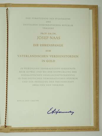 DDR: Ehrenspange zum Vaterländischen Verdienstorden, in Gold, im Etui, mit Urkunde für den Prof. Dr. Josef Naas - Mathematiker, Direktor und Professor an der Deutschen Akademie für Wissenschaften in Ost-Berlin. - photo 5