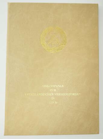 DDR: Ehrenspange zum Vaterländischen Verdienstorden, in Gold, im Etui, mit Urkunde für den Prof. Dr. Josef Naas - Mathematiker, Direktor und Professor an der Deutschen Akademie für Wissenschaften in Ost-Berlin. - photo 6