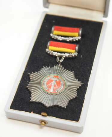 DDR: Vaterländischer Verdienstorden, in Silber, im Etui - 900. - photo 2