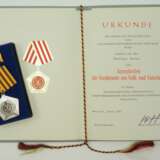 DDR: Kampforden für Verdienste um Volk und Vaterland, in Silber, im Etui mit Urkunde für den Konteradmiral der Volksmarine Werner Henninger. - Foto 1