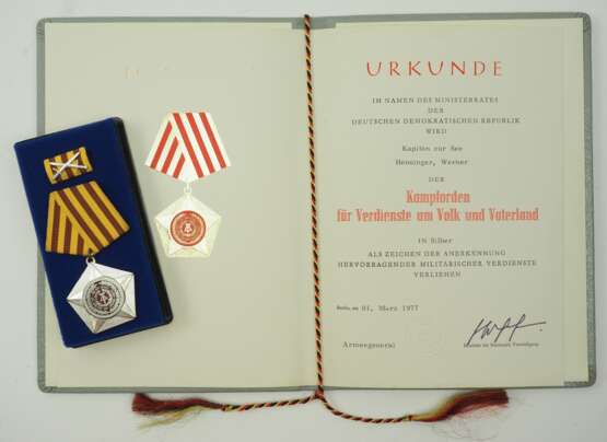 DDR: Kampforden für Verdienste um Volk und Vaterland, in Silber, im Etui mit Urkunde für den Konteradmiral der Volksmarine Werner Henninger. - Foto 1