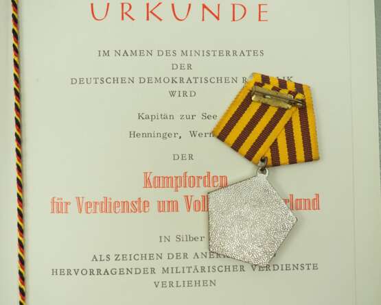 DDR: Kampforden für Verdienste um Volk und Vaterland, in Silber, im Etui mit Urkunde für den Konteradmiral der Volksmarine Werner Henninger. - Foto 2