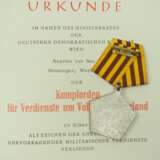 DDR: Kampforden für Verdienste um Volk und Vaterland, in Silber, im Etui mit Urkunde für den Konteradmiral der Volksmarine Werner Henninger. - Foto 2