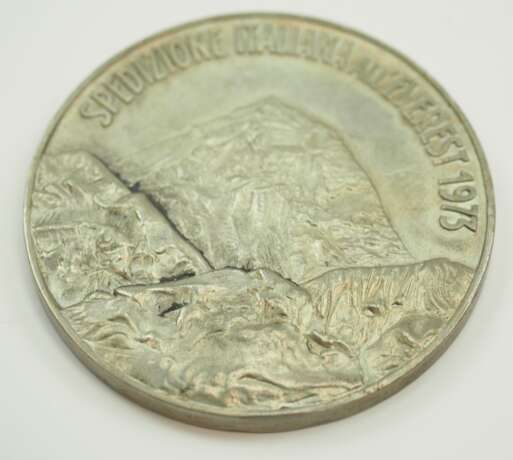 Italien: Verdienstmedaille auf die italienische Mount Everest Expedition 1973 für einen Sherpa. - photo 2