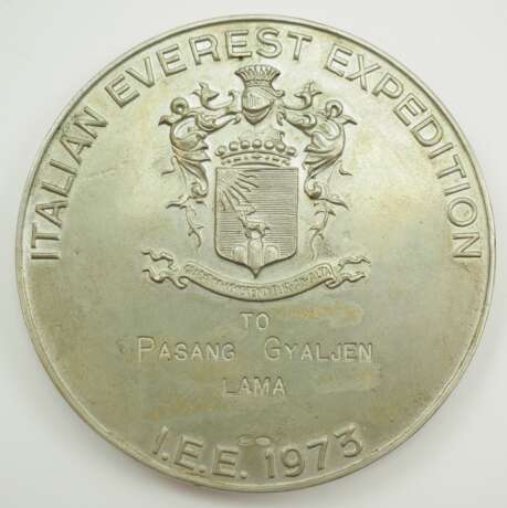 Italien: Verdienstmedaille auf die italienische Mount Everest Expedition 1973 für einen Sherpa. - photo 3