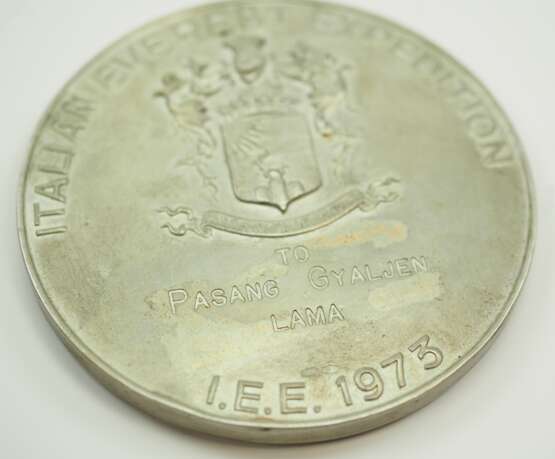 Italien: Verdienstmedaille auf die italienische Mount Everest Expedition 1973 für einen Sherpa. - photo 4