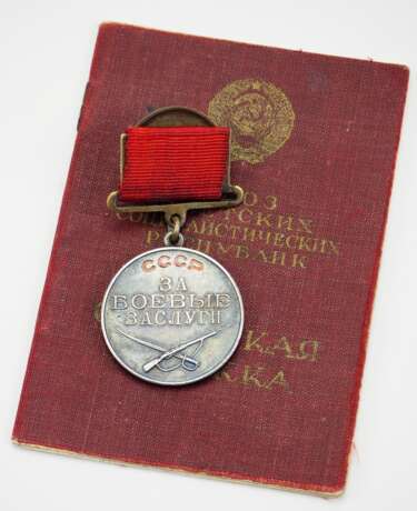 Sowjetunion: Medaille für Verdienste im Kampf, 1. Typ, mit Verleihungsbuch. - photo 1